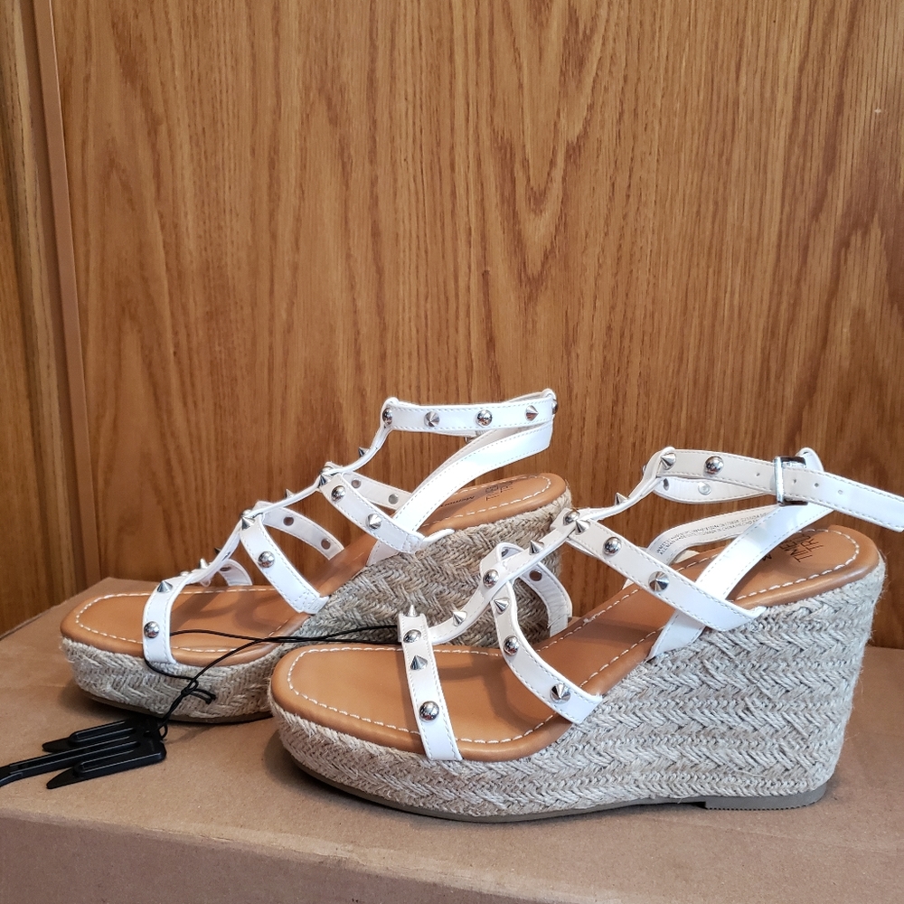 Time and Tru memory foam white wedge sandals